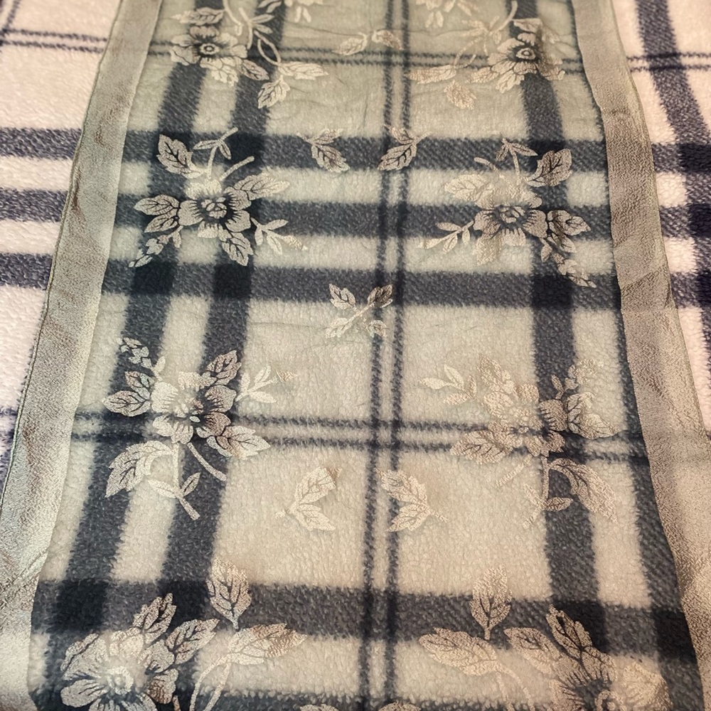 Vintage Ground Brand Scarf! In Excellent Used Condition!